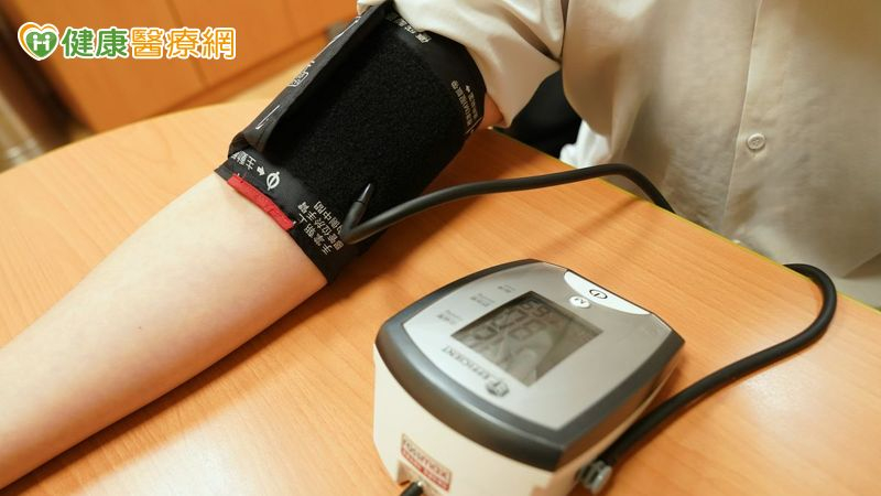 45歲男長期頭痛竟是高血壓！健檢一量「收縮壓150」醫：沒症狀也別輕忽
