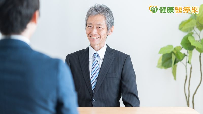 退休文章越看越焦慮？50歲後轉職別只信網路　真正關鍵在身邊