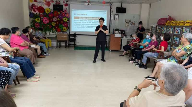 北榮桃園分院長樂居邀請營養師黃令璧(持麥克風者)分享銀髮健康飲食。圖：北榮桃園分院提供