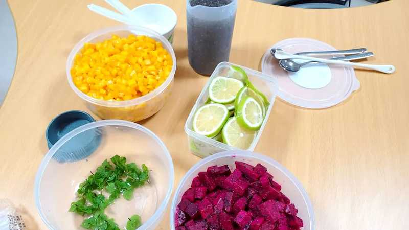 「繽紛水果氣泡飲」以芒果、火龍果、檸檬及奇亞籽為主要食材，搭配氣泡水，色彩鮮明、風味清爽，也可依個人喜好自由搭配。圖：北榮桃園分院提供