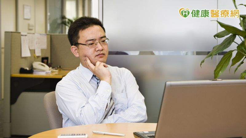工作會被AI取代嗎？醫揭「新型職場焦慮」失眠、自我懷疑都可能出現