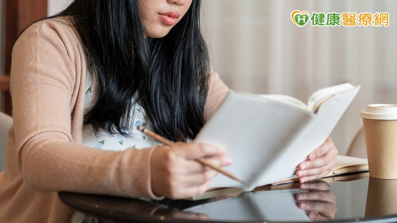 書寫能改善憂鬱症狀與脫軌感？專家列「4大重點」破解自我懷疑