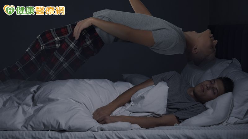 「鬼壓床」其實是睡眠癱瘓！醫：動動這裡來解除