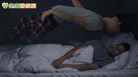 「鬼壓床」其實是睡眠癱瘓！醫：動動這裡來解除