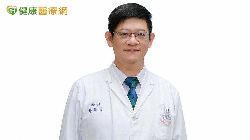 台東馬偕紀念醫院腎臟內科主治醫師郭豐吉指出，血液透析患者通常每周需到院數次接受治療，相較之下，腹膜透析則可由患者或家屬在家操作，只需每月回診追蹤，可增加偏鄉、離島或交通不便地區民眾治療時程安排的彈性。