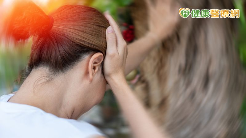 突發「雷擊性頭痛」伴嘔吐　5旬婦檢查驚見顱內動脈瘤破裂