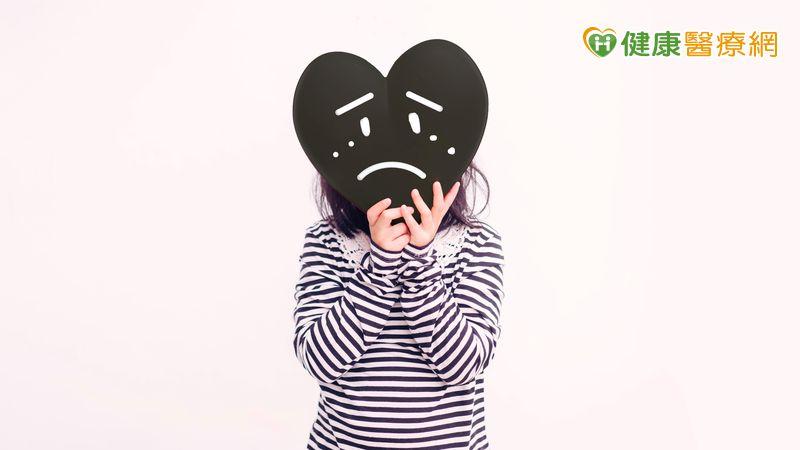有些人會在心裡複誦「我永遠做不到」、「我不擅長這件事」等負面想法，這樣的自我對話其實就是低自尊的一大警訊。