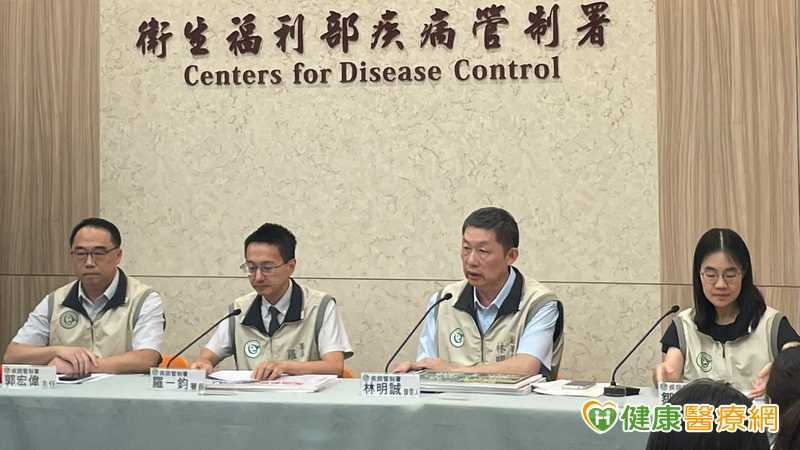 衛生福利部疾病管制署召開例行疫情記者會，說明國內秋冬季疫苗採購和接種計畫。