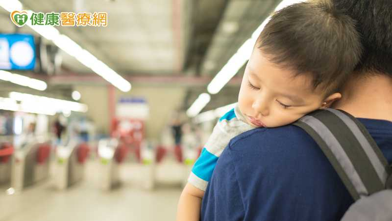 年輕人周末補眠！研究：憂鬱症機率可能低逾4成　專家提醒適當就好
