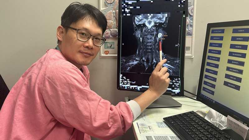 台中長安醫院耳鼻喉頭頸外科醫師林甫禎提醒，若發現耳下或頸部有持續存在、甚至逐漸變大或變硬的無痛性腫塊，切莫因不痛而忽視。（記者陳金龍攝）