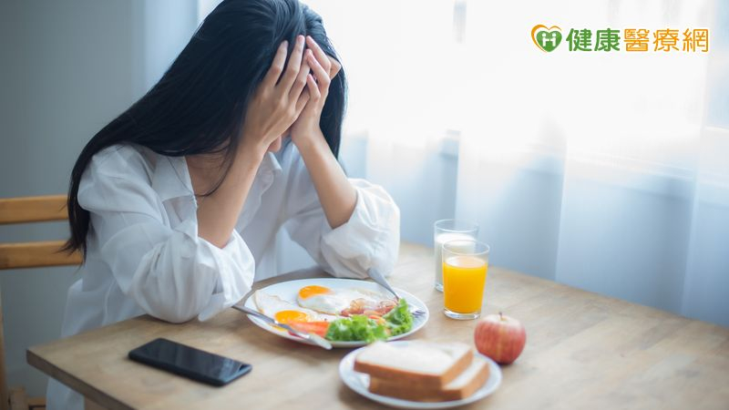 憂鬱症對飲食的影響常具有兩極表現，有些患者‘吃不下’，而另一些則可能‘停不下嘴’。對於‘吃不下’的患者，此時比起強調營養均衡，更重要的是陪他們從願意吃一口開始。