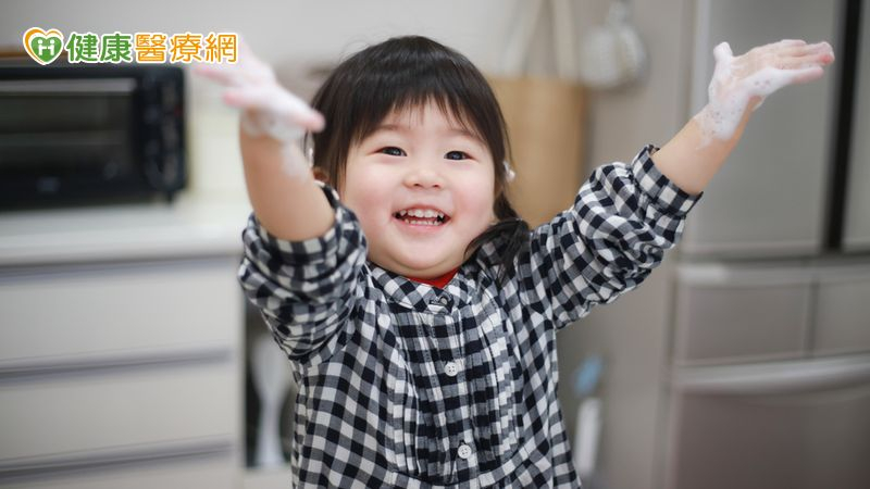 腸病毒的傳染力強，易於人口密集且互動頻繁場所傳播。大人、小孩都應以肥皂或洗手乳勤洗手。