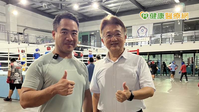藥師HOW棒陳澤鈞藥師（左）與彰化縣立二林高中校長黃洲海（右）