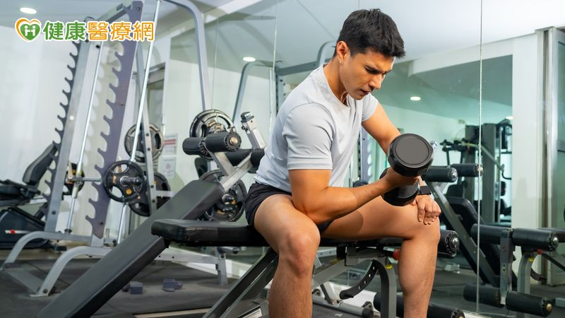 男性的身材焦慮與女性有所不同，女性多希望身材纖細，而男性可能更在意肌肉是否發達，害怕自己看起來「太過軟弱」、「不夠陽剛」。