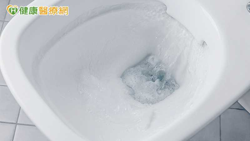 沖水恐噴「生物氣溶膠」！研究：最高恐逾1公尺　蓋馬桶蓋仍難阻隔