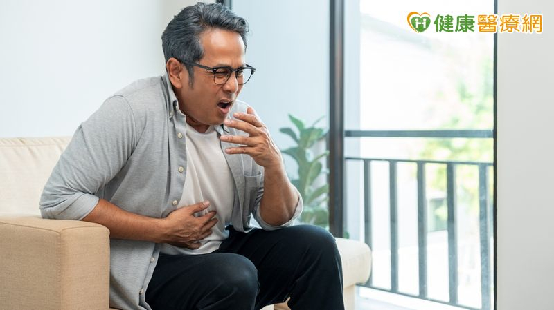以為年紀大體力退化！68歲男愈來愈喘　檢查竟確診第四期肺腺癌