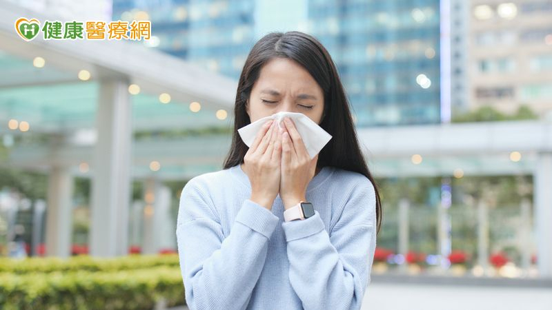 秋季空氣乾燥，使鼻黏膜與皮膚角質層水分流失，削弱上皮屏障功能，進而加劇打噴嚏、皮膚脫屑紅腫。