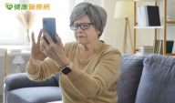 老花只是看近不清楚？專家破解2大迷思　矯正方式依用眼需求評估