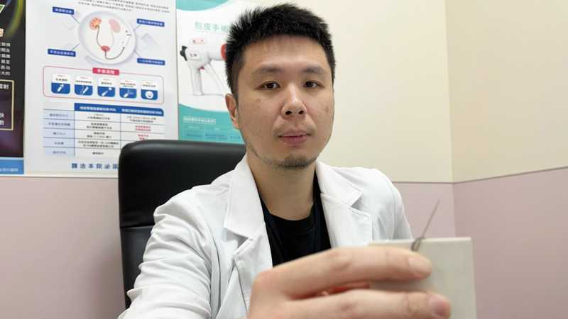 駐診在李綜合醫院的台中榮總大腸直腸外科主治醫師曾禹康透露，一名阿嬤用針戳屁股的疔瘡，導致傷口感染腫如棒球。（記者陳榮昌攝）