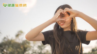 上班族久盯螢幕傷眼！中醫：視覺與2器官亦有關　10大食材助力眼力守護