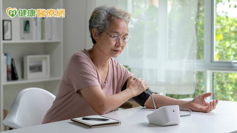 血壓忽高忽低心情好焦慮　醫揭「居家量血壓七大盲點」
