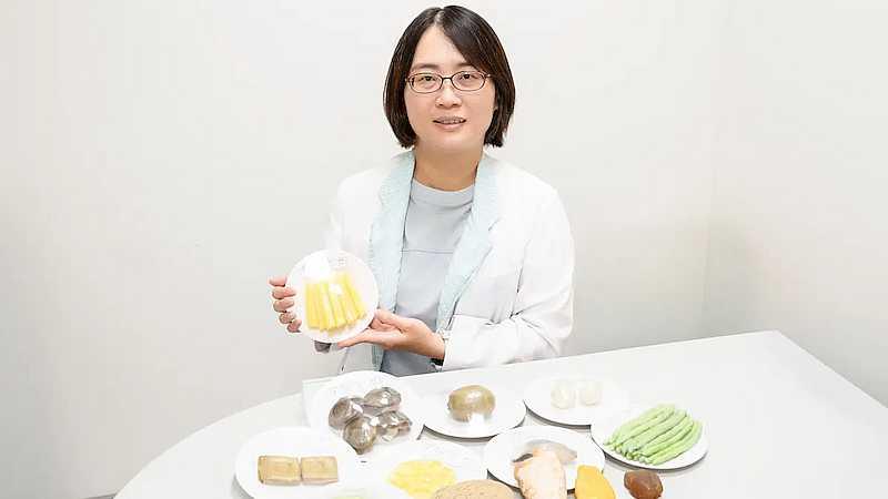 聯新國際醫院營養科營養師鄭安君建議「先蔬菜，再海鮮和瘦肉，最後澱粉與甜點」的順序。圖：聯新國際醫院提供