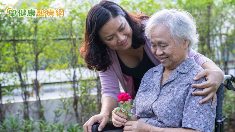 長輩孤獨、社交孤立？「社會處方箋」用正念練習陪伴走出家門