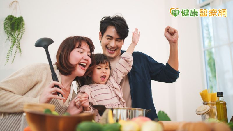 如何培養孩子的心理韌性？別急著叫他不要難過！醫列5大教養技巧一次看