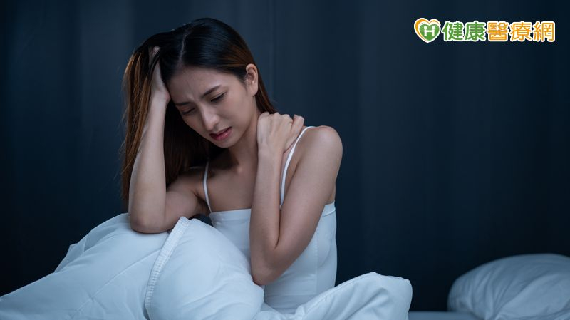 一覺醒來落枕脖子痛得不敢動？醫揭「做3件事」　枕頭支撐力這樣看