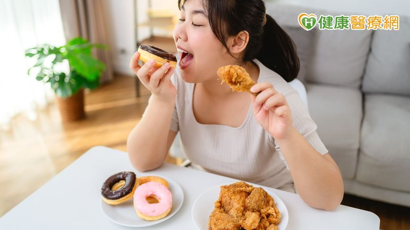Fuller主任說明，真正的飢餓感通常會逐漸出現，同時伴隨一些身體訊號，例如肚子咕嚕叫、精力下降、頭痛、頭暈、注意力難以集中等。