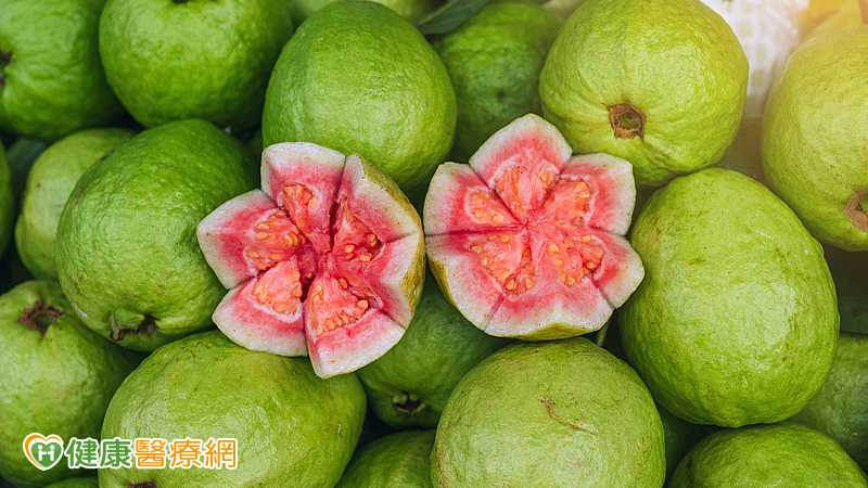 芭樂籽吃多會便秘？營養師揭關鍵　紅白芭樂營養差異一次看