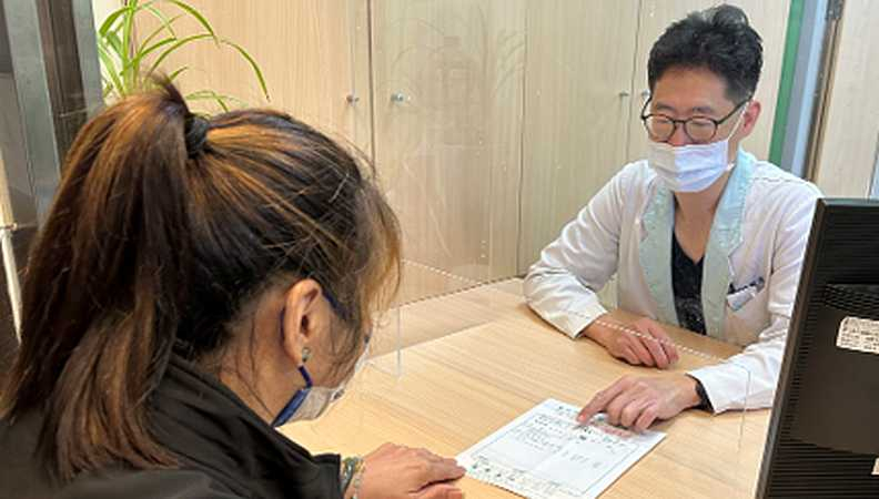 藥袋資訊攸關用藥安全，民眾領藥後應花些時間詳閱並核對相關內容。圖：北榮桃分院提供