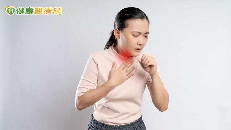 頤鳴堂中醫診所徐瑋憶中醫師表示，秋天早晚溫差變大，加上空氣比較乾燥，對原本就比較敏感的呼吸道來說，確實容易讓咳嗽、喉嚨乾癢等症狀變得明顯