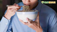 吃宵夜恐傷肝！研究追蹤近20萬人　肝病風險增2至3成