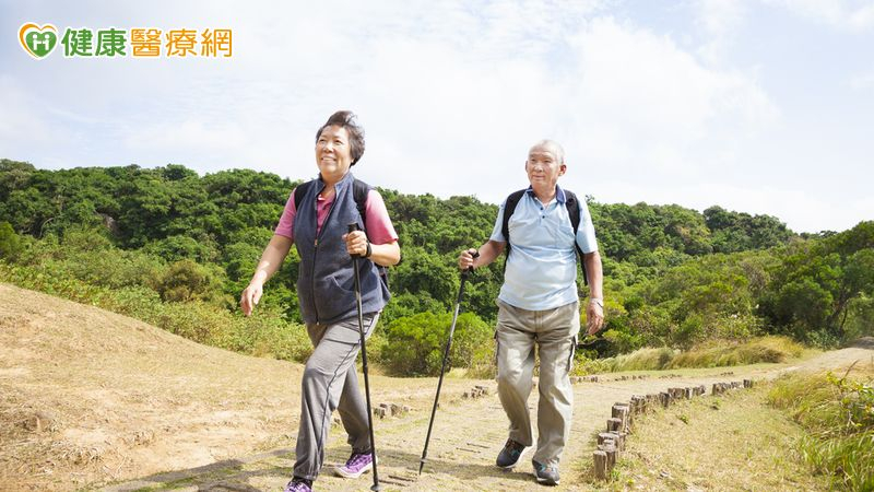 秋高氣爽瘋爬山卻鐵腿跛行　醫揪足底筋膜、關節發炎元凶