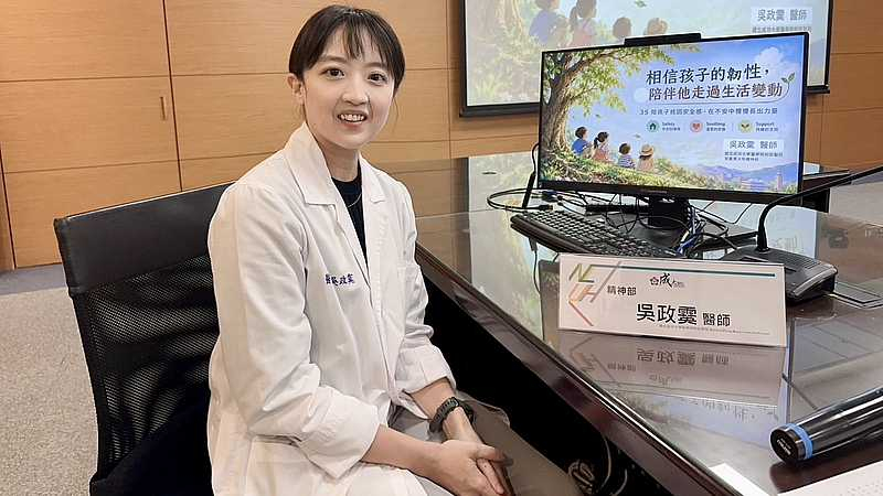 成大醫院兒童青少年精神科醫師吳政霙提醒，孩子突然出現尿床、哭鬧或情緒失控等行為，可能是心理壓力的警訊。（記者林怡孜攝）