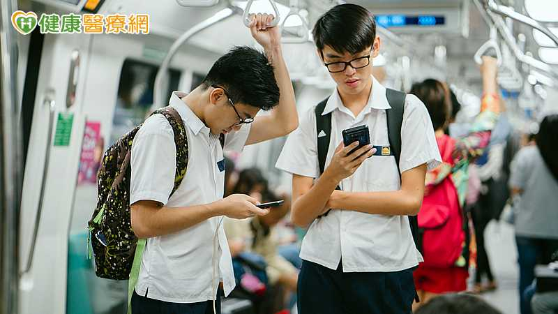 Threads等社群媒體風靡台灣，民眾在相關社群媒體接觸訊息時，應留意使用時間。圖為滑手機示意圖，與報導無關。