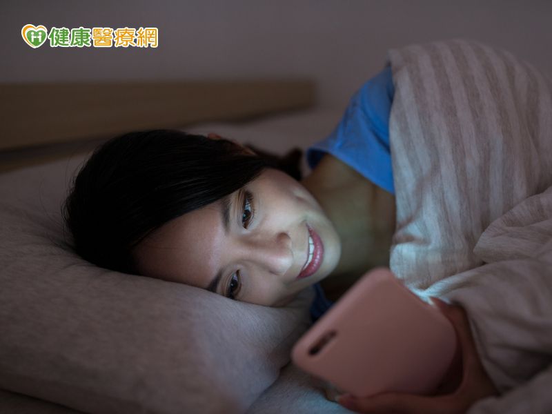 睡覺前30分鐘滑手機　製造睡眠問題