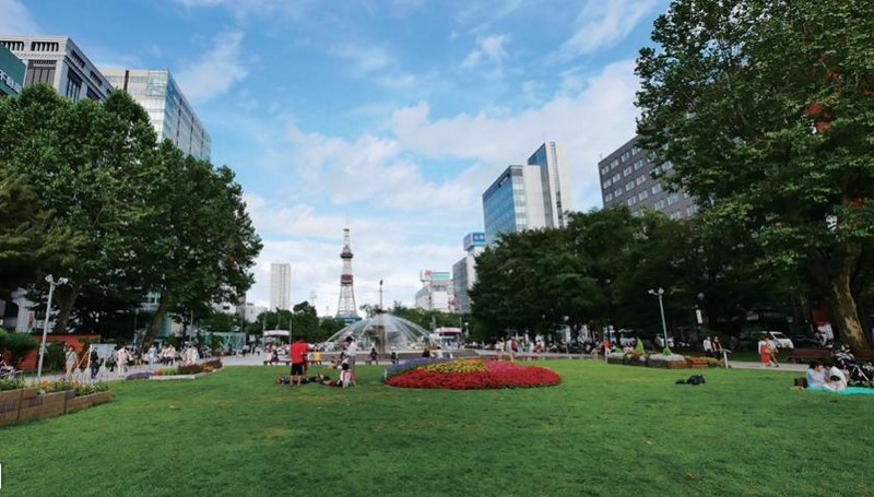 夏天的大通公園與札幌的計時塔《追尋路面電車：遇見日本城市風景》時報出版